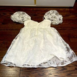 Cute white dress size 6